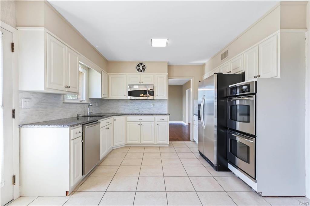 Allentown City, Pennsylvania 18104, United States, 3 Bedrooms Bedrooms, ,3 BathroomsBathrooms,Residential,Pending,89166