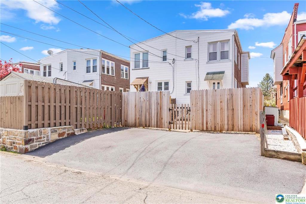 Allentown City, Pennsylvania 18104, United States, 4 Bedrooms Bedrooms, ,2 BathroomsBathrooms,Residential,Pending,116245