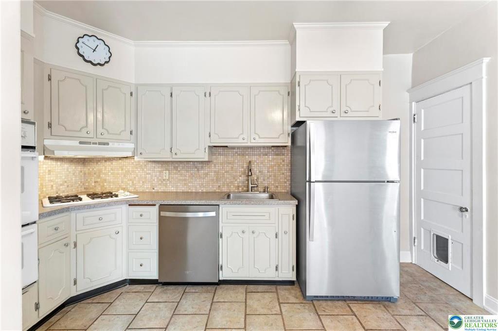 Allentown City, Pennsylvania 18104, United States, 4 Bedrooms Bedrooms, ,2 BathroomsBathrooms,Residential,Pending,116245