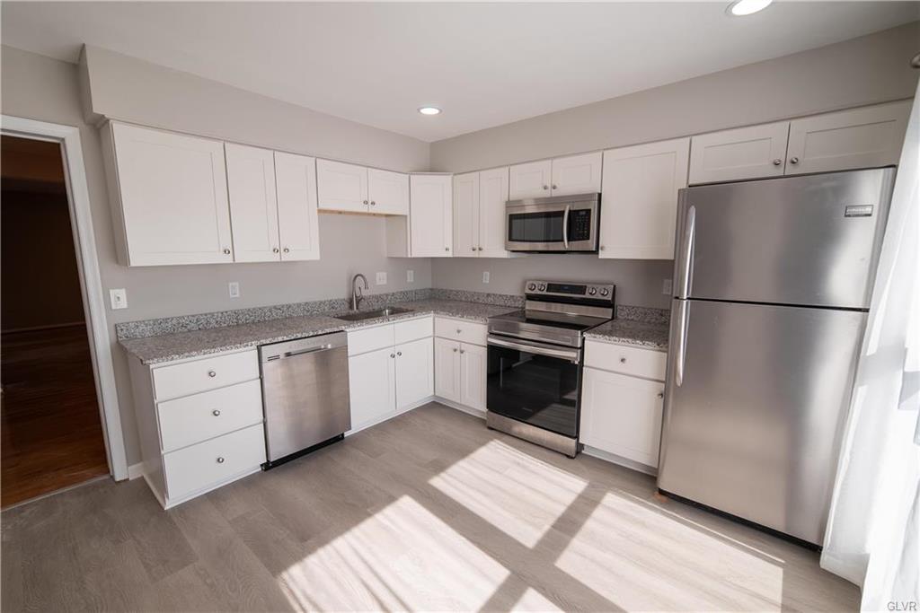 Allentown City, Pennsylvania 18104, United States, 3 Bedrooms Bedrooms, ,4 BathroomsBathrooms,Residential,Pending,89730