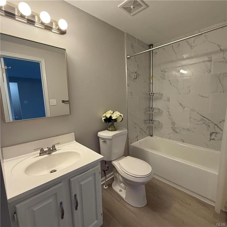 Allentown City, Pennsylvania 18104, United States, 3 Bedrooms Bedrooms, ,4 BathroomsBathrooms,Residential,Pending,89730