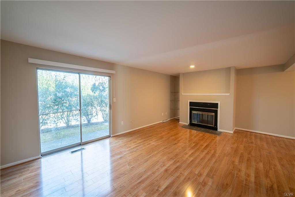 Allentown City, Pennsylvania 18104, United States, 3 Bedrooms Bedrooms, ,4 BathroomsBathrooms,Residential,Pending,89730