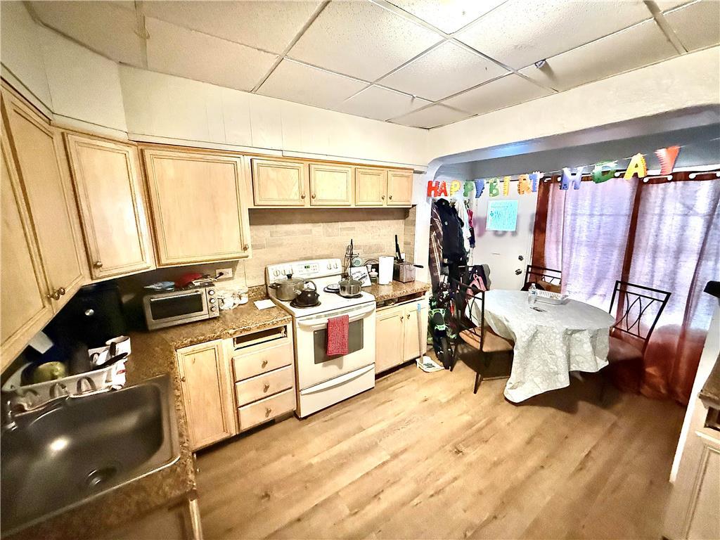 Allentown City, Pennsylvania 18102, United States, 3 Bedrooms Bedrooms, ,1 BathroomBathrooms,Residential,Pending,11208