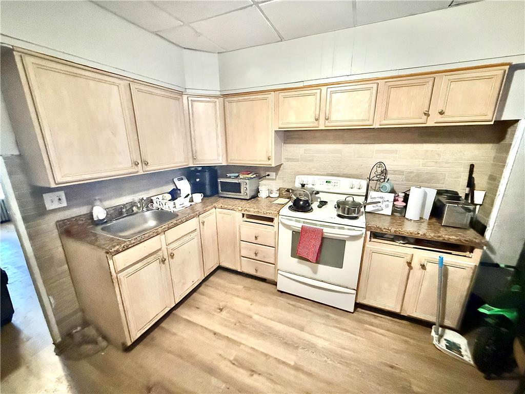 Allentown City, Pennsylvania 18102, United States, 3 Bedrooms Bedrooms, ,1 BathroomBathrooms,Residential,Pending,11208