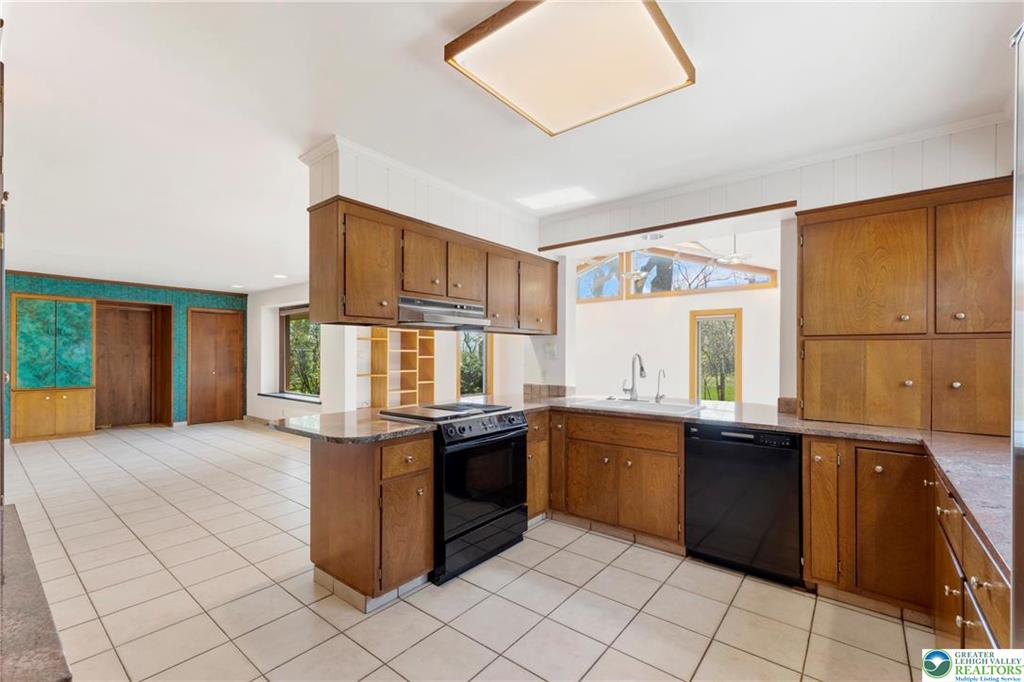 Allentown City, Pennsylvania 18104, United States, 4 Bedrooms Bedrooms, ,3 BathroomsBathrooms,Residential,Pending,121234