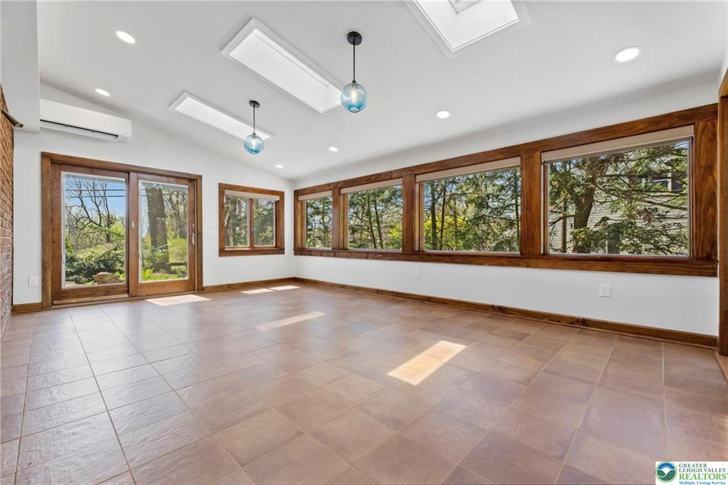 Allentown City, Pennsylvania 18104, United States, 4 Bedrooms Bedrooms, ,3 BathroomsBathrooms,Residential,Pending,121234