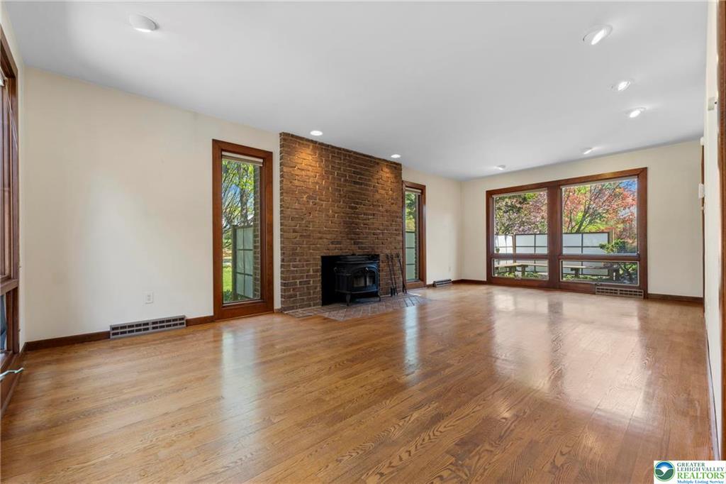 Allentown City, Pennsylvania 18104, United States, 4 Bedrooms Bedrooms, ,3 BathroomsBathrooms,Residential,Pending,121234