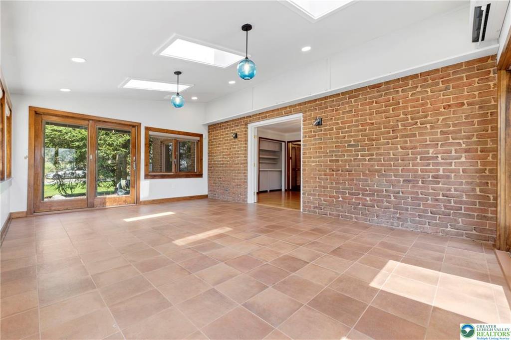 Allentown City, Pennsylvania 18104, United States, 4 Bedrooms Bedrooms, ,3 BathroomsBathrooms,Residential,Pending,121234