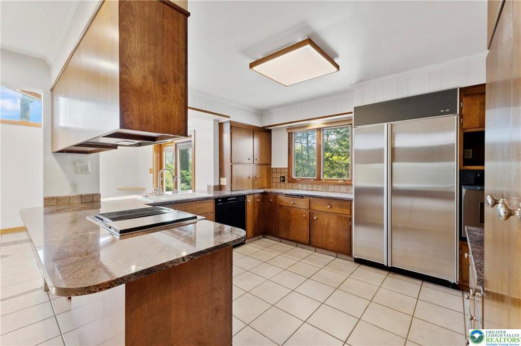 Allentown City, Pennsylvania 18104, United States, 4 Bedrooms Bedrooms, ,3 BathroomsBathrooms,Residential,Pending,121234