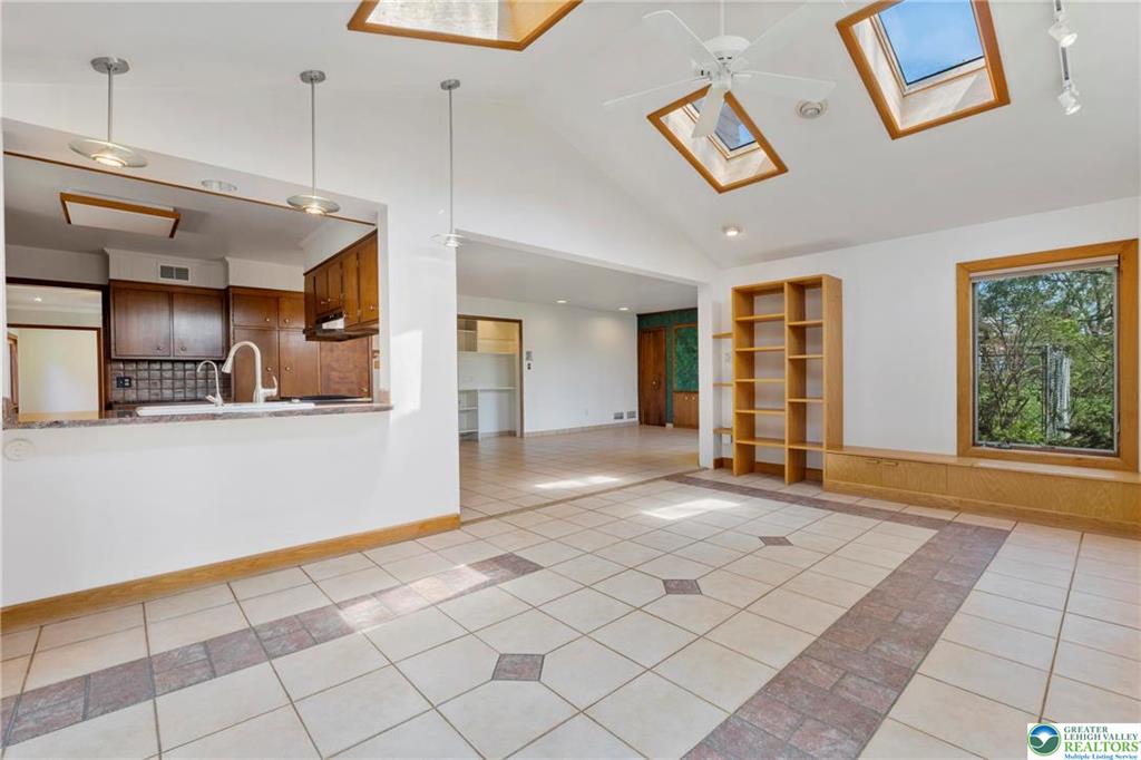 Allentown City, Pennsylvania 18104, United States, 4 Bedrooms Bedrooms, ,3 BathroomsBathrooms,Residential,Pending,121234