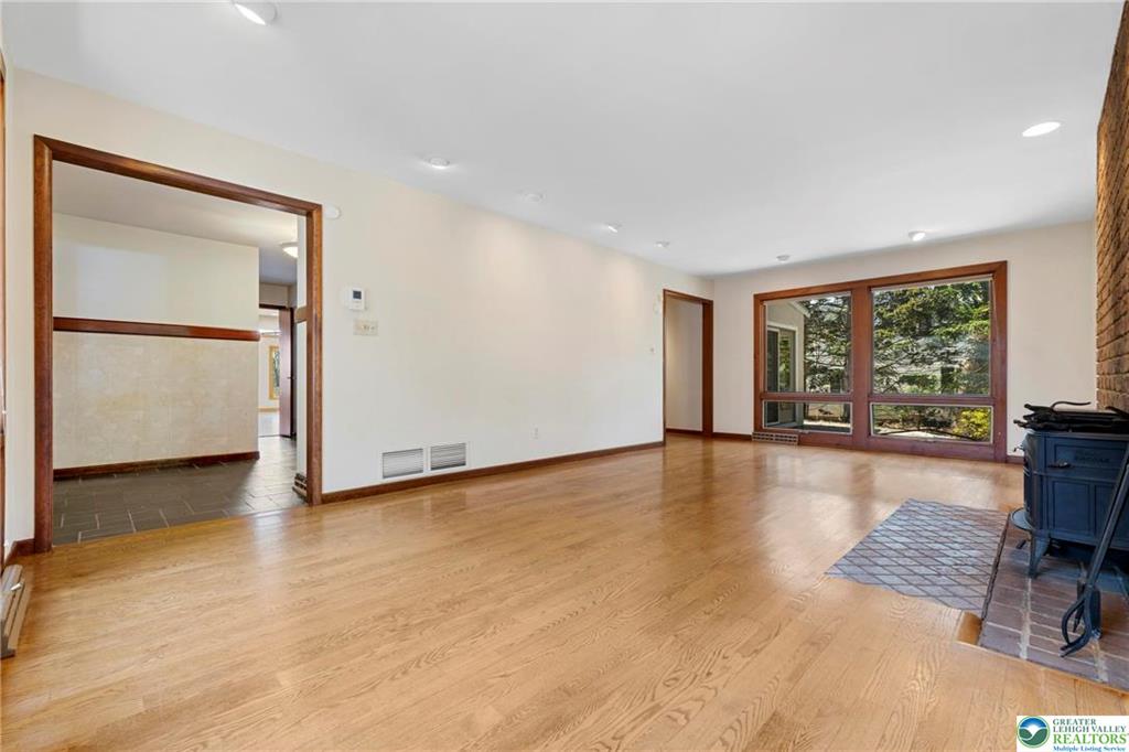 Allentown City, Pennsylvania 18104, United States, 4 Bedrooms Bedrooms, ,3 BathroomsBathrooms,Residential,Pending,121234