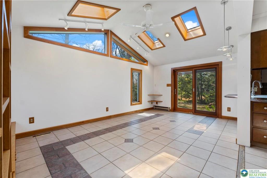 Allentown City, Pennsylvania 18104, United States, 4 Bedrooms Bedrooms, ,3 BathroomsBathrooms,Residential,Pending,121234