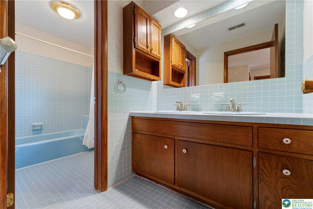 Allentown City, Pennsylvania 18104, United States, 4 Bedrooms Bedrooms, ,3 BathroomsBathrooms,Residential,Pending,121234