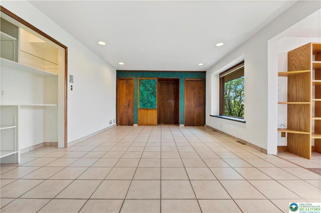 Allentown City, Pennsylvania 18104, United States, 4 Bedrooms Bedrooms, ,3 BathroomsBathrooms,Residential,Pending,121234