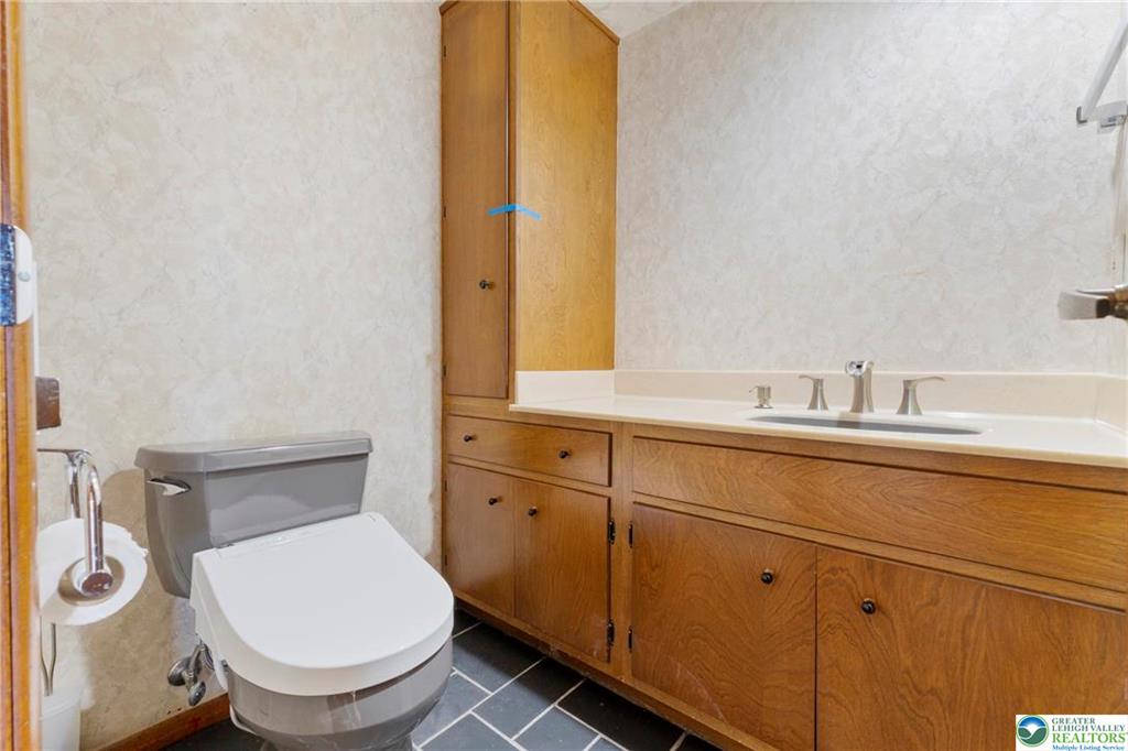 Allentown City, Pennsylvania 18104, United States, 4 Bedrooms Bedrooms, ,3 BathroomsBathrooms,Residential,Pending,121234