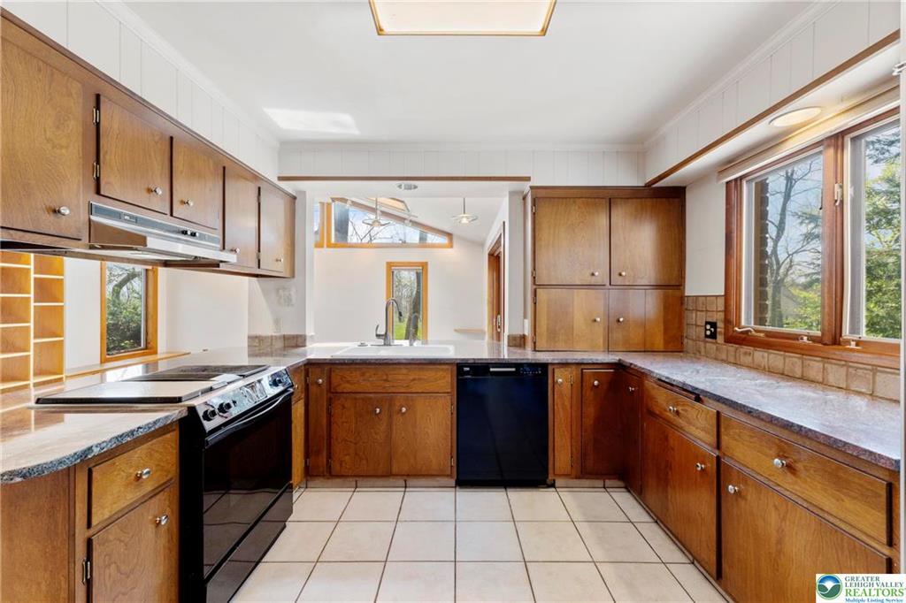 Allentown City, Pennsylvania 18104, United States, 4 Bedrooms Bedrooms, ,3 BathroomsBathrooms,Residential,Pending,121234