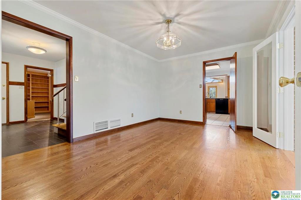 Allentown City, Pennsylvania 18104, United States, 4 Bedrooms Bedrooms, ,3 BathroomsBathrooms,Residential,Pending,121234