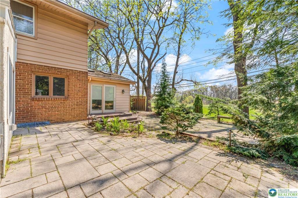 Allentown City, Pennsylvania 18104, United States, 4 Bedrooms Bedrooms, ,3 BathroomsBathrooms,Residential,Pending,121234