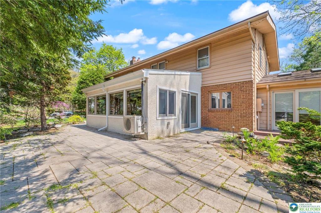 Allentown City, Pennsylvania 18104, United States, 4 Bedrooms Bedrooms, ,3 BathroomsBathrooms,Residential,Pending,121234