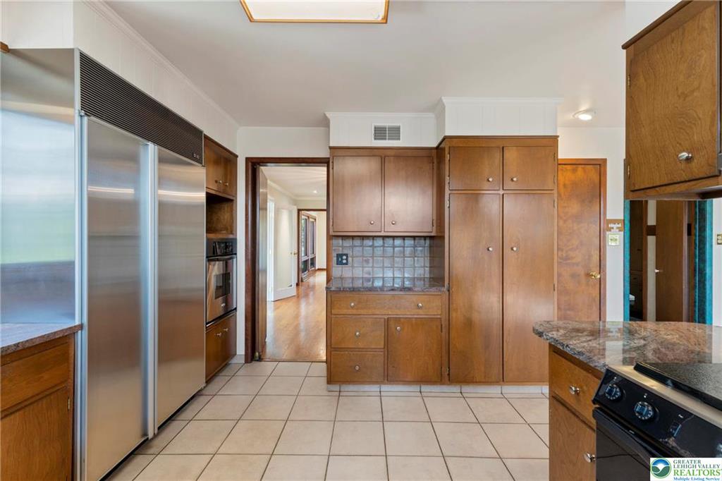 Allentown City, Pennsylvania 18104, United States, 4 Bedrooms Bedrooms, ,3 BathroomsBathrooms,Residential,Pending,121234