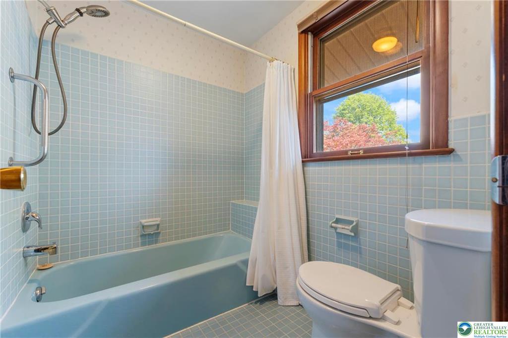 Allentown City, Pennsylvania 18104, United States, 4 Bedrooms Bedrooms, ,3 BathroomsBathrooms,Residential,Pending,121234