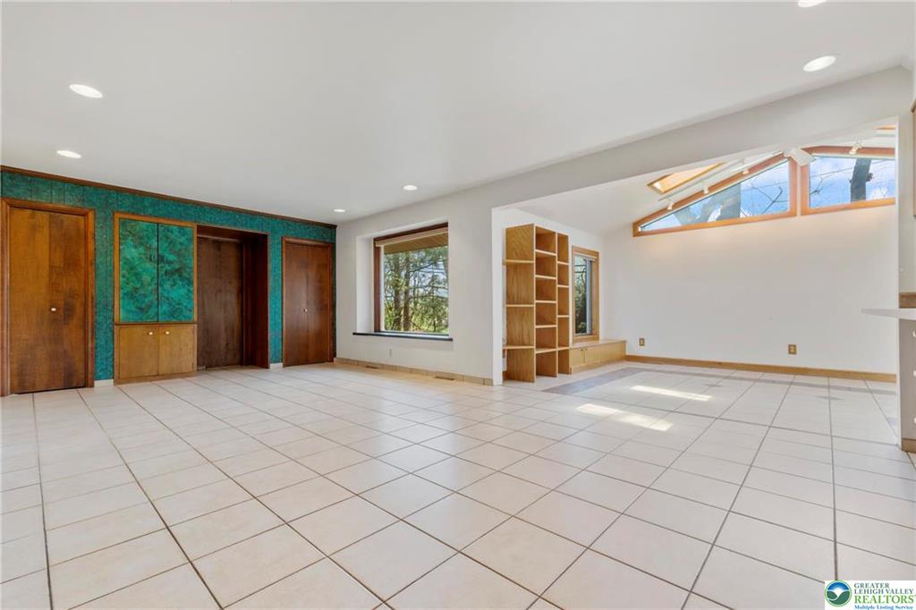 Allentown City, Pennsylvania 18104, United States, 4 Bedrooms Bedrooms, ,3 BathroomsBathrooms,Residential,Pending,121234