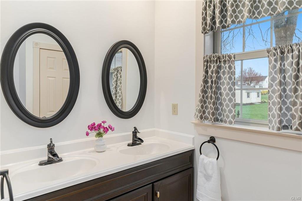 Topton Borough, Pennsylvania 19562, United States, 3 Bedrooms Bedrooms, ,4 BathroomsBathrooms,Residential,Pending,106274