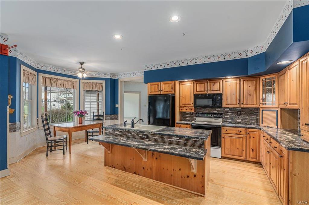 Topton Borough, Pennsylvania 19562, United States, 3 Bedrooms Bedrooms, ,4 BathroomsBathrooms,Residential,Pending,106274