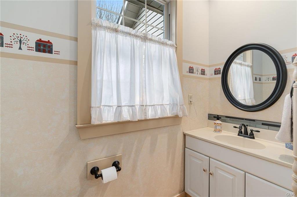 Topton Borough, Pennsylvania 19562, United States, 3 Bedrooms Bedrooms, ,4 BathroomsBathrooms,Residential,Pending,106274