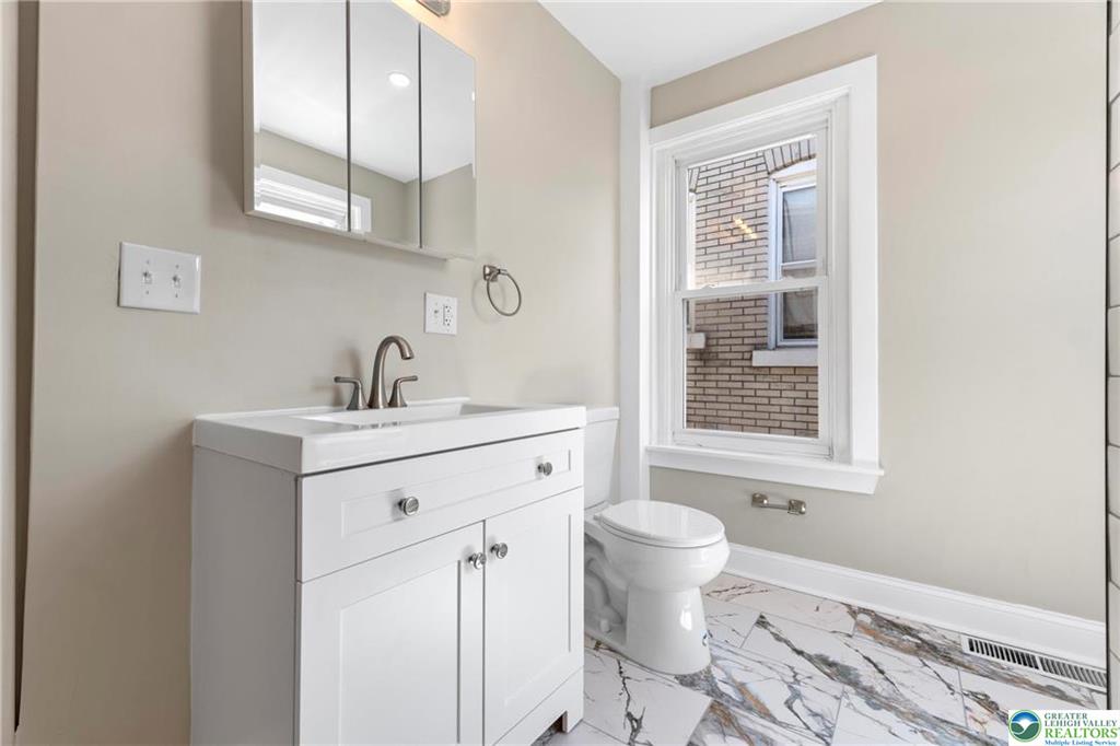 Allentown City, Pennsylvania 18109, United States, 4 Bedrooms Bedrooms, ,2 BathroomsBathrooms,Residential,Pending,127608