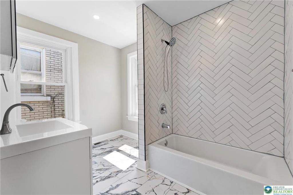 Allentown City, Pennsylvania 18109, United States, 4 Bedrooms Bedrooms, ,2 BathroomsBathrooms,Residential,Pending,127608