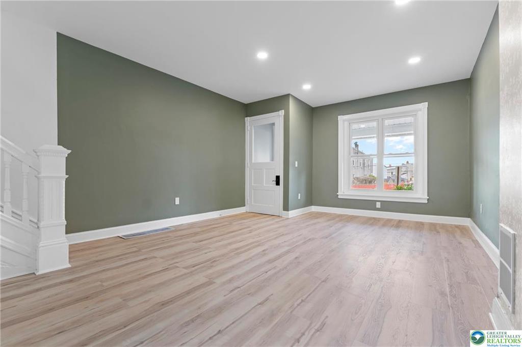 Allentown City, Pennsylvania 18109, United States, 4 Bedrooms Bedrooms, ,2 BathroomsBathrooms,Residential,Pending,127608