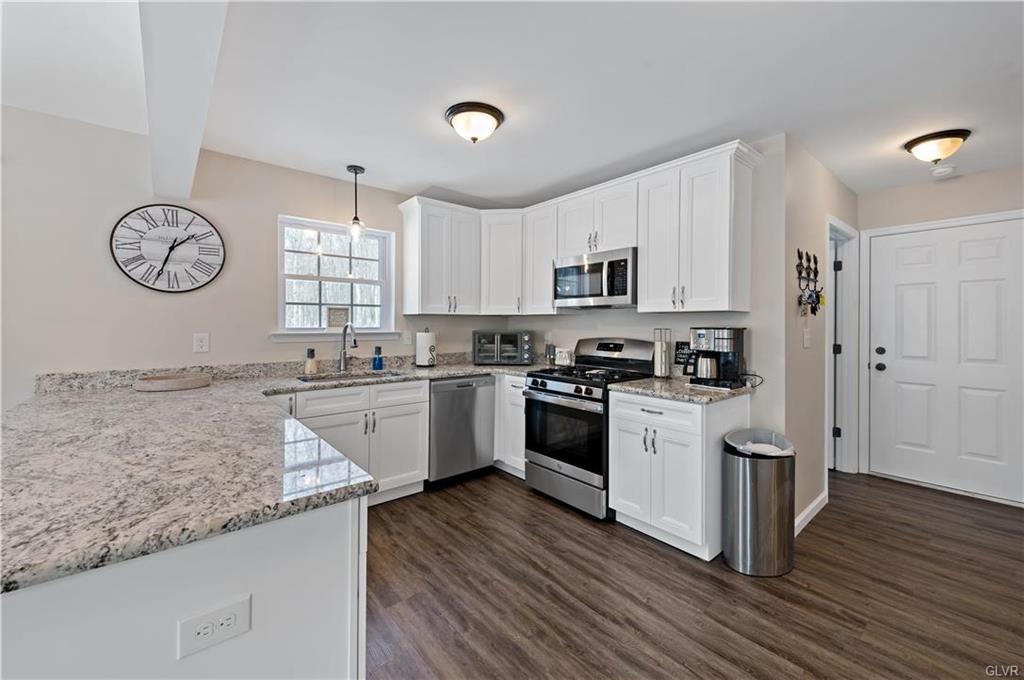 Pike County, Pennsylvania 18428, United States, 4 Bedrooms Bedrooms, ,3 BathroomsBathrooms,Residential,Pending,82942