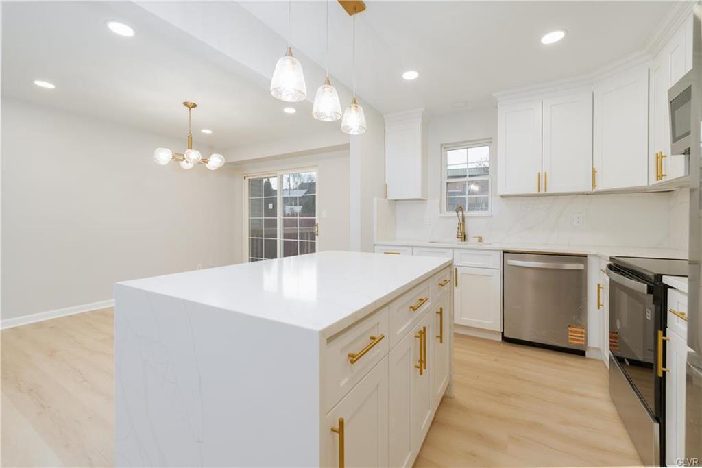 Alburtis Borough, Pennsylvania 18011, United States, 4 Bedrooms Bedrooms, ,3 BathroomsBathrooms,Residential,Pending,100931