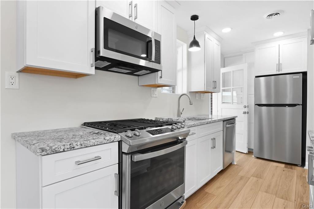 Allentown City, Pennsylvania 18103, United States, 2 Bedrooms Bedrooms, ,1 BathroomBathrooms,Residential,Pending,91072