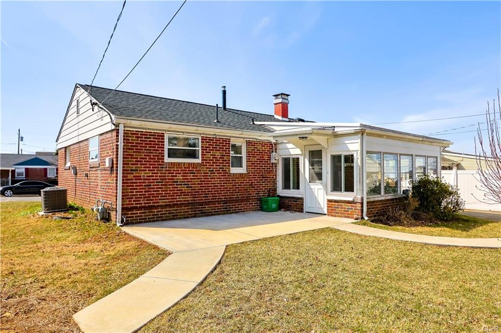 Allentown City, Pennsylvania 18103, United States, 2 Bedrooms Bedrooms, ,1 BathroomBathrooms,Residential,Pending,91072