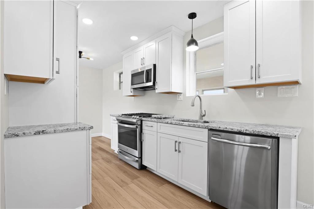 Allentown City, Pennsylvania 18103, United States, 2 Bedrooms Bedrooms, ,1 BathroomBathrooms,Residential,Pending,91072