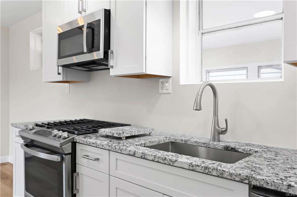 Allentown City, Pennsylvania 18103, United States, 2 Bedrooms Bedrooms, ,1 BathroomBathrooms,Residential,Pending,91072