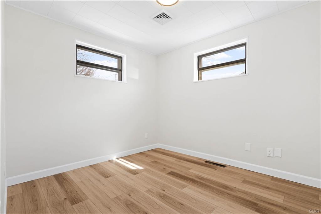 Allentown City, Pennsylvania 18103, United States, 2 Bedrooms Bedrooms, ,1 BathroomBathrooms,Residential,Pending,91072