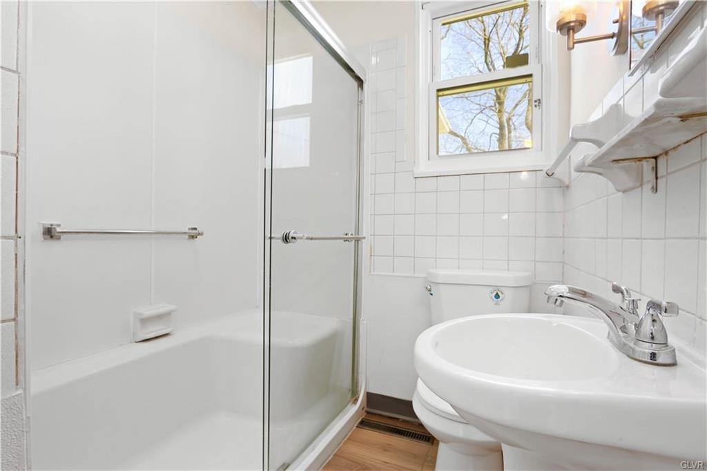 Allentown City, Pennsylvania 18103, United States, 2 Bedrooms Bedrooms, ,1 BathroomBathrooms,Residential,Pending,91072