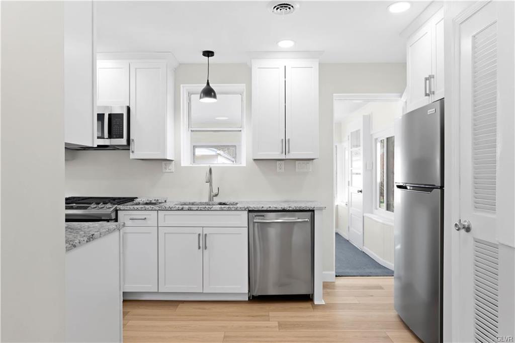 Allentown City, Pennsylvania 18103, United States, 2 Bedrooms Bedrooms, ,1 BathroomBathrooms,Residential,Pending,91072