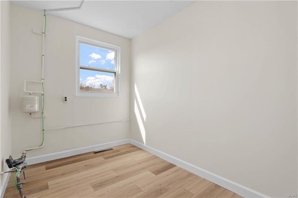 Allentown City, Pennsylvania 18103, United States, 2 Bedrooms Bedrooms, ,1 BathroomBathrooms,Residential,Pending,91072