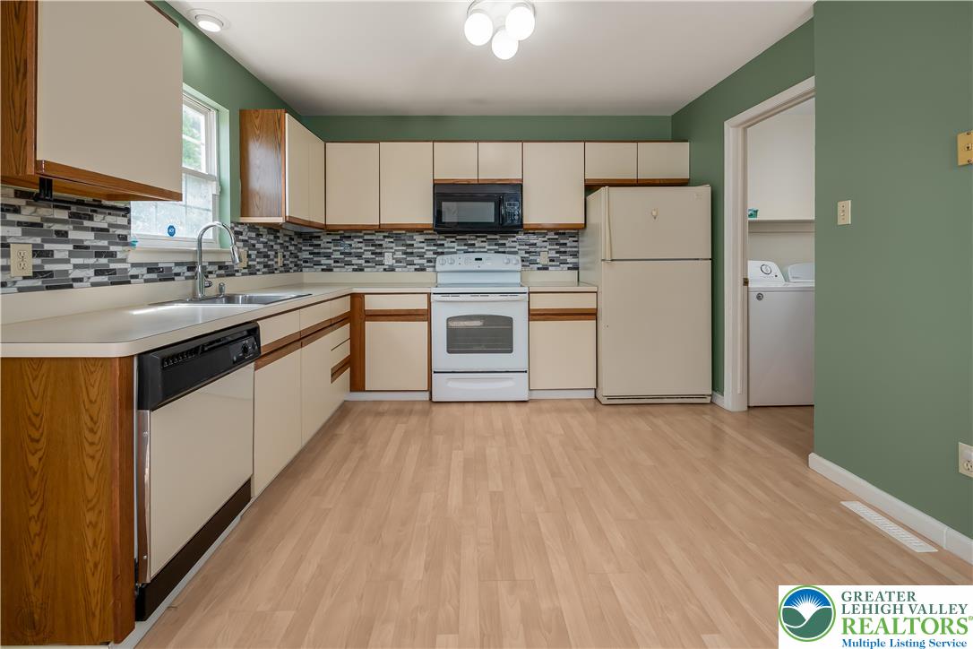 Upper Macungie Twp, Pennsylvania 18104, United States, 3 Bedrooms Bedrooms, ,3 BathroomsBathrooms,Residential,Active,173415