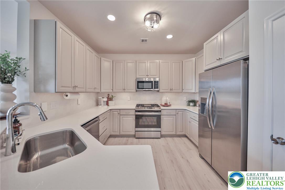 Allentown City, Pennsylvania 18104, United States, 3 Bedrooms Bedrooms, ,3 BathroomsBathrooms,Residential,Active,225342