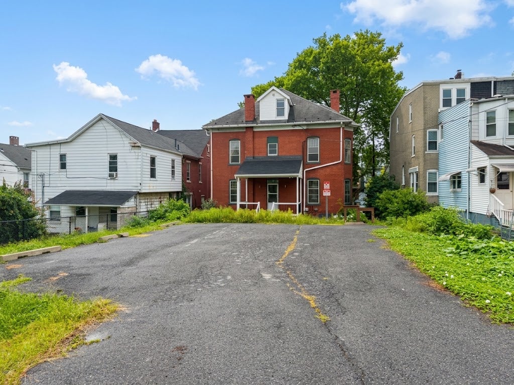 313 E Broad Street 1