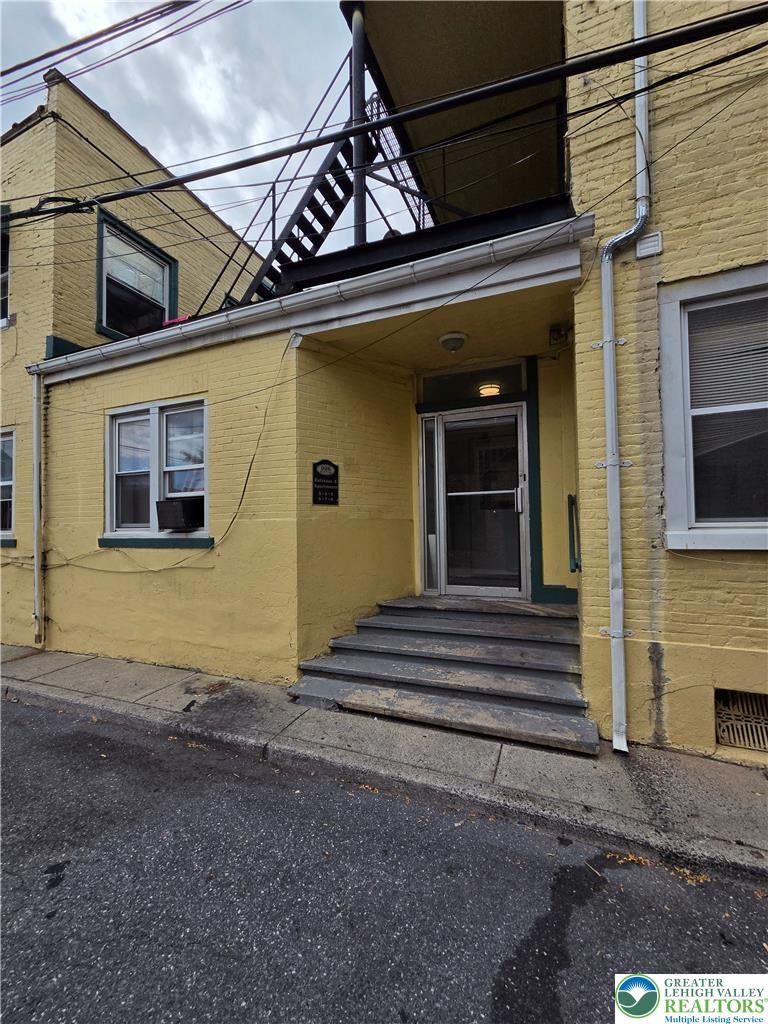 926 W Walnut Street 8