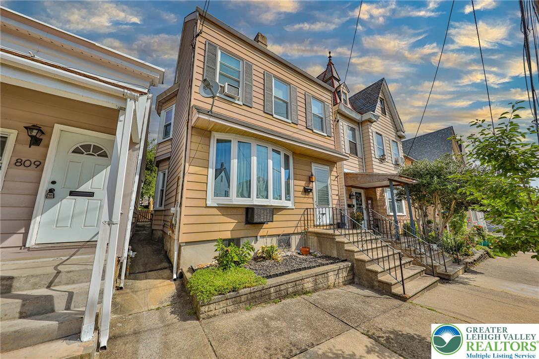 Easton, Pennsylvania 18042, United States, 5 Bedrooms Bedrooms, ,2 BathroomsBathrooms,Residential,Pending,202201