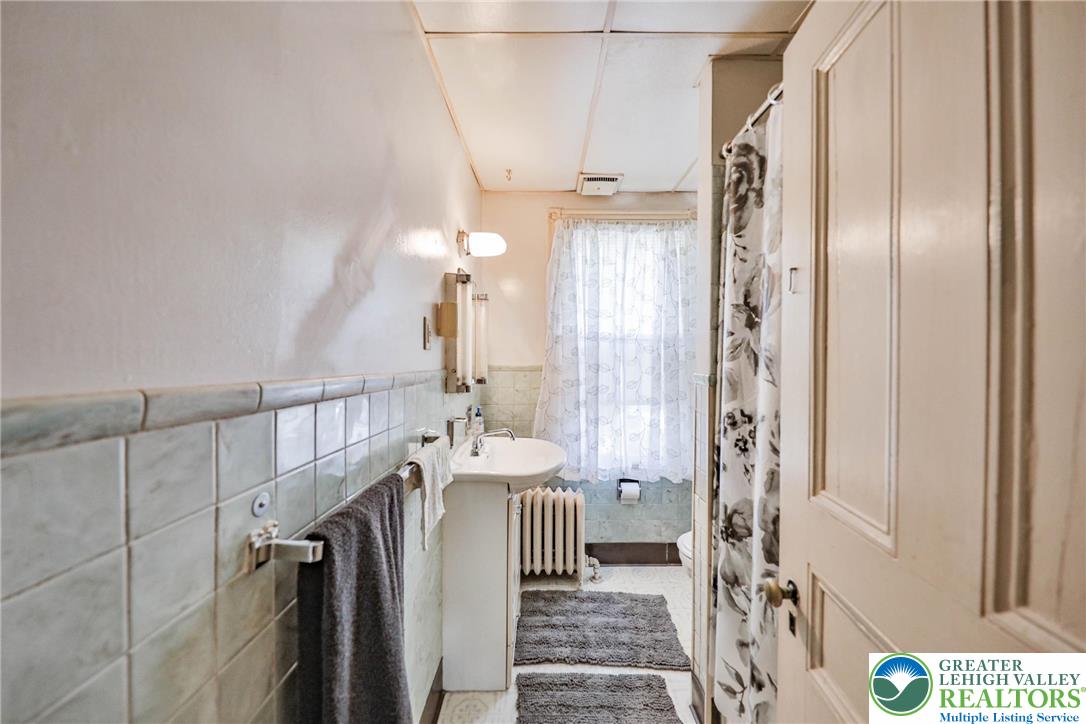 Easton, Pennsylvania 18042, United States, 5 Bedrooms Bedrooms, ,2 BathroomsBathrooms,Residential,Pending,202201