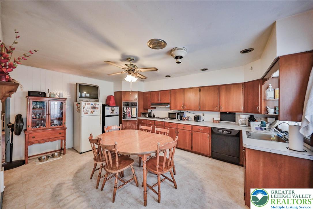 Easton, Pennsylvania 18042, United States, 5 Bedrooms Bedrooms, ,2 BathroomsBathrooms,Residential,Pending,202201