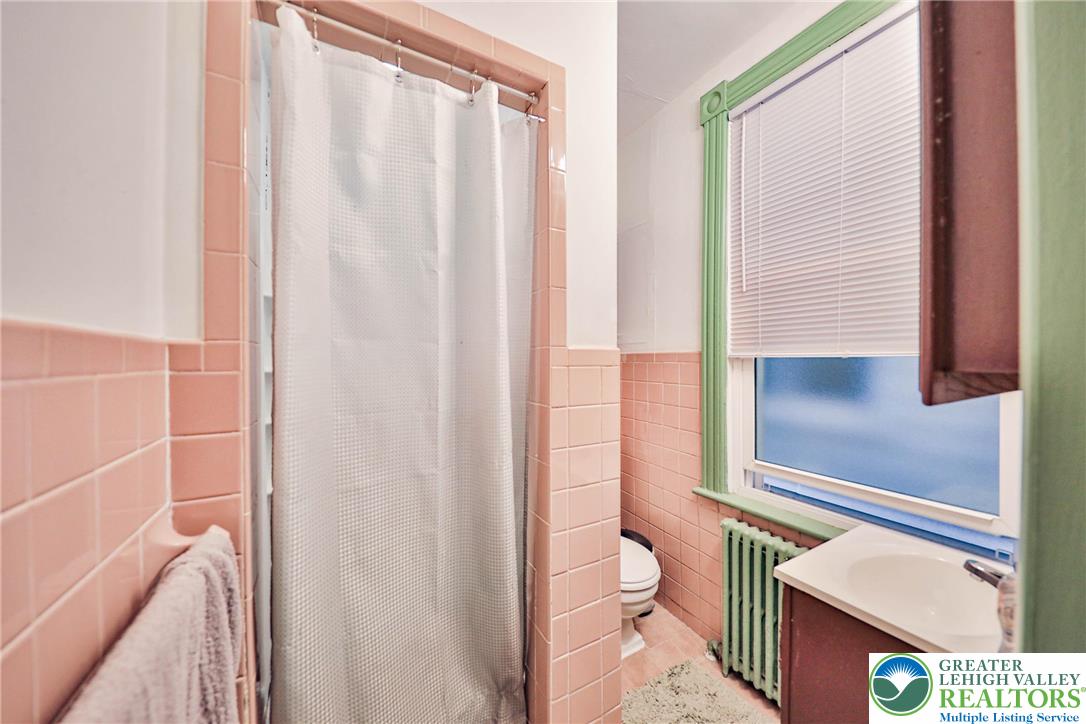 Easton, Pennsylvania 18042, United States, 5 Bedrooms Bedrooms, ,2 BathroomsBathrooms,Residential,Pending,202201